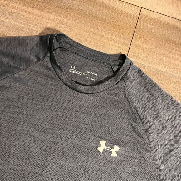 ‎Under Armour Grey Athletic Workout Shirt Men Medium Bin E-12 - Picture 2 of 4